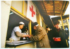 Podjela obroka u kuhinji Crvenog križa, Sarajevo - 1995. godina